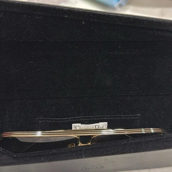 Christian Dior sunglasses

DIOR EverDior A1U polarized glasses! Smoke n gold - Picture 5 of 6